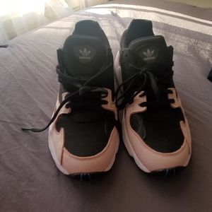 FALCON core black/core black/light pink